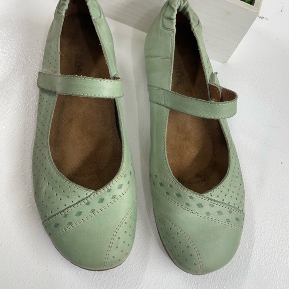 Taos Footwear Women's Green Mary Jane Shoes - Picture 2 of 5